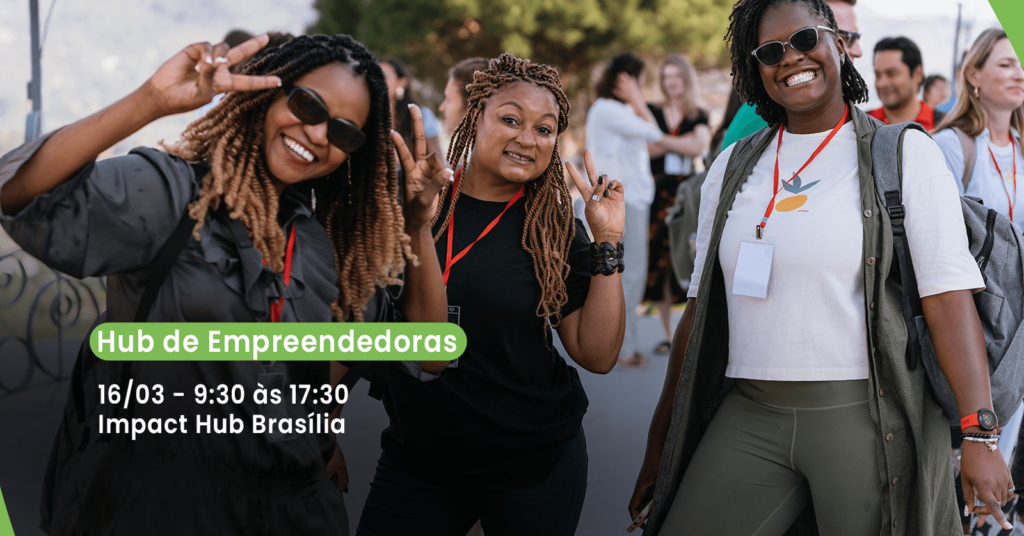 3 mulheres negras sorrindo e posando para a foto