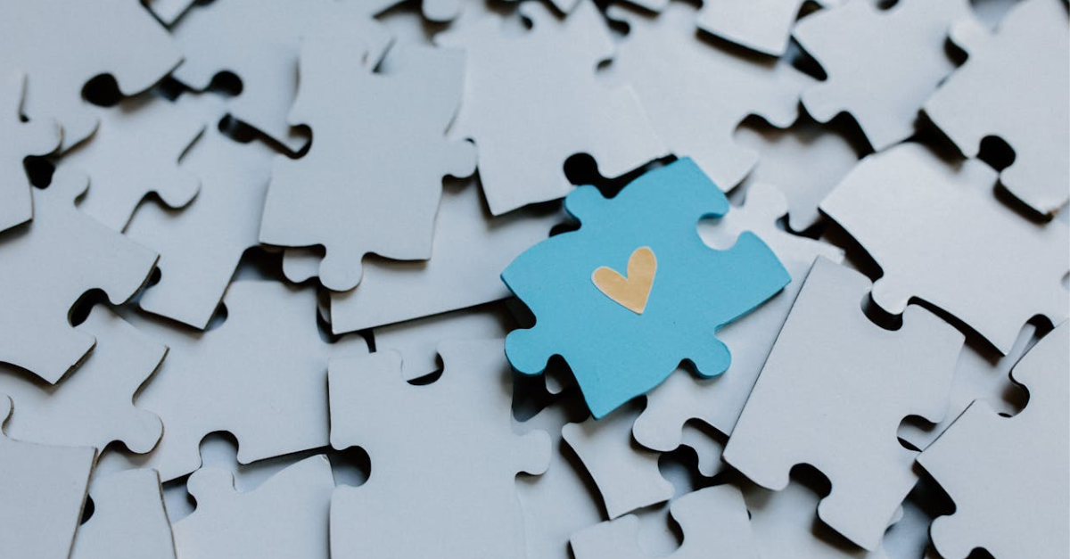 peças de quebra cabeça branco e uma azul no meio