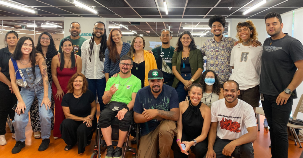 Pessoas diversas reunidas posando para foto