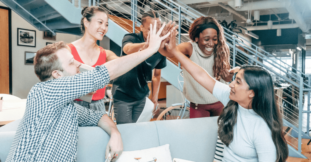 pessoas trabalhando em prol da feira reversa