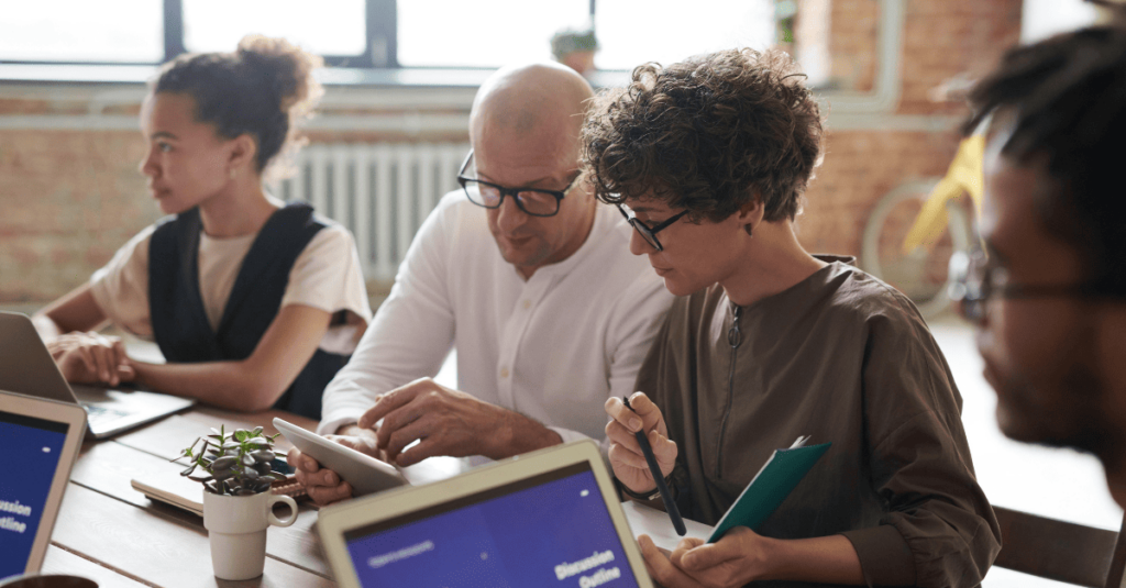 imagem que retrata pessoas vendo sobre os desafios