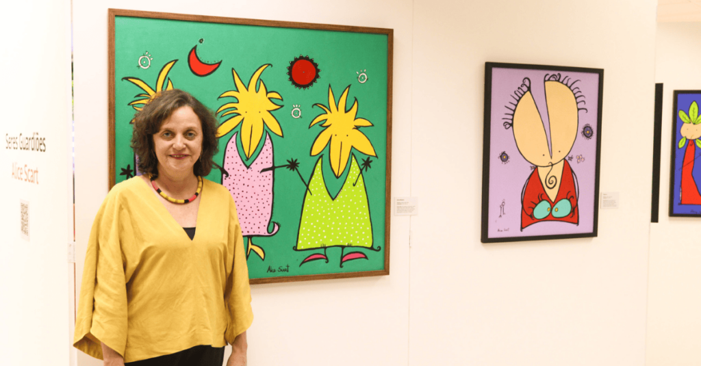imagem de Alice Scart na abertura da exposição Seres Guardiōes