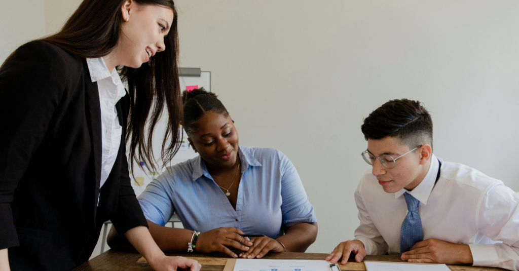 A inovação aberta no governo significa cooperação entre os setores públicos e agentes externos, gerando soluções públicas eficientes, acessíveis e sustentáveis.