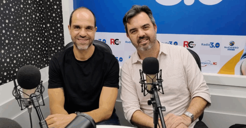 duda scartezini e flávio posando para a foto no estúdio de gravação