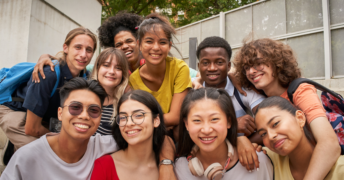 jovens diversos sorrindo e posando para a foto