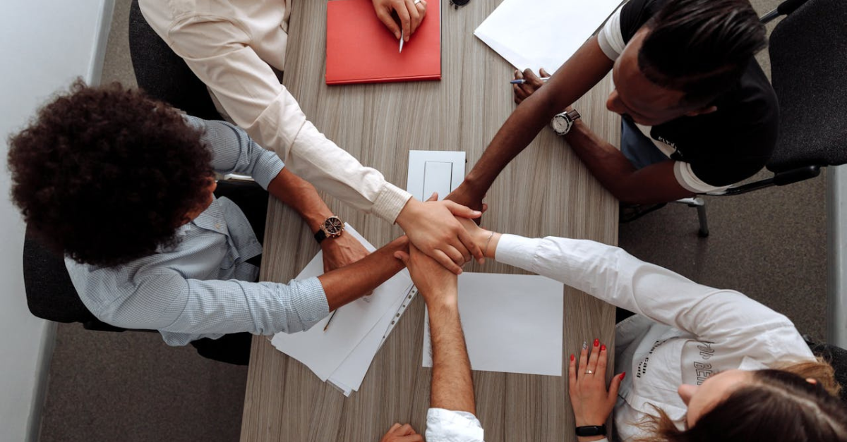 pessoas com as mãos dadas